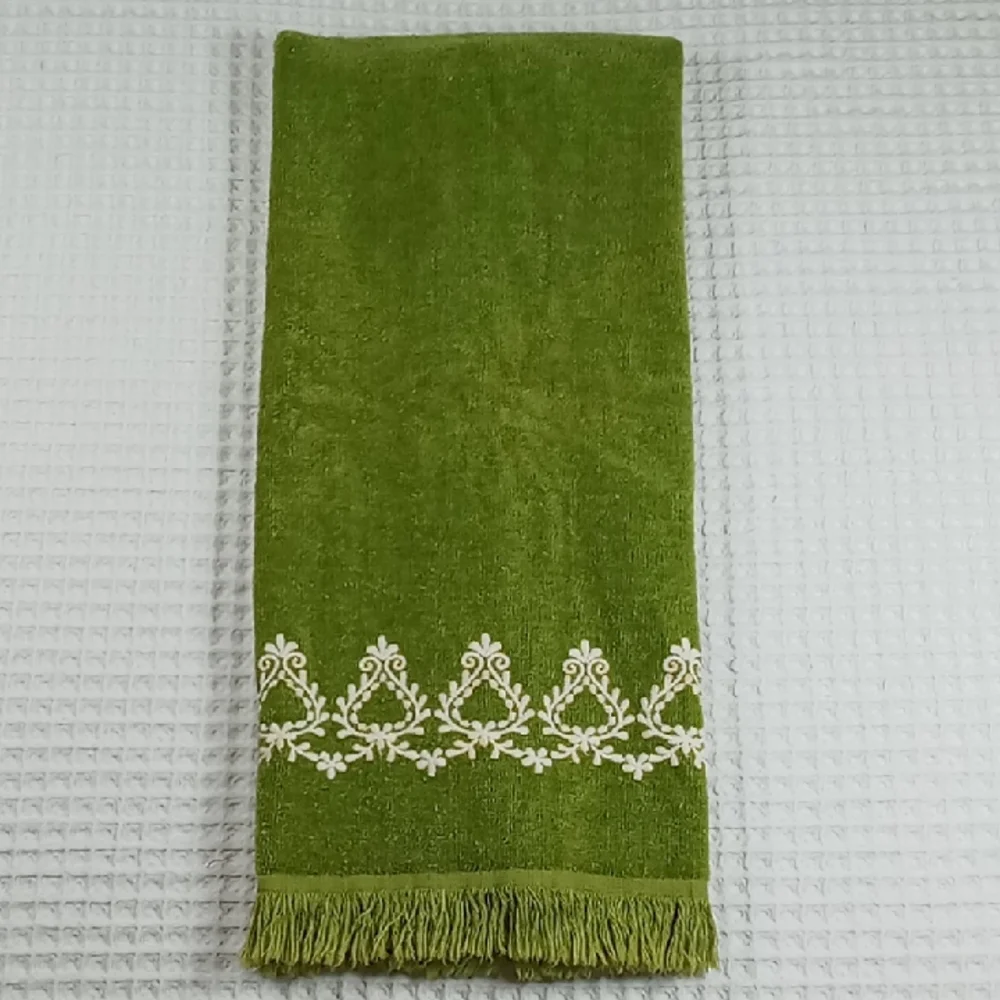 Vintage Fashion Manor MCM Avocado Green/Cream Embroidered Cotton Bath Towel USA